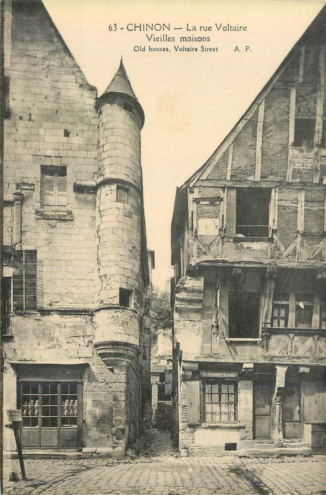 CPA Chinon La Rue Voltaire Vieilles Maisons