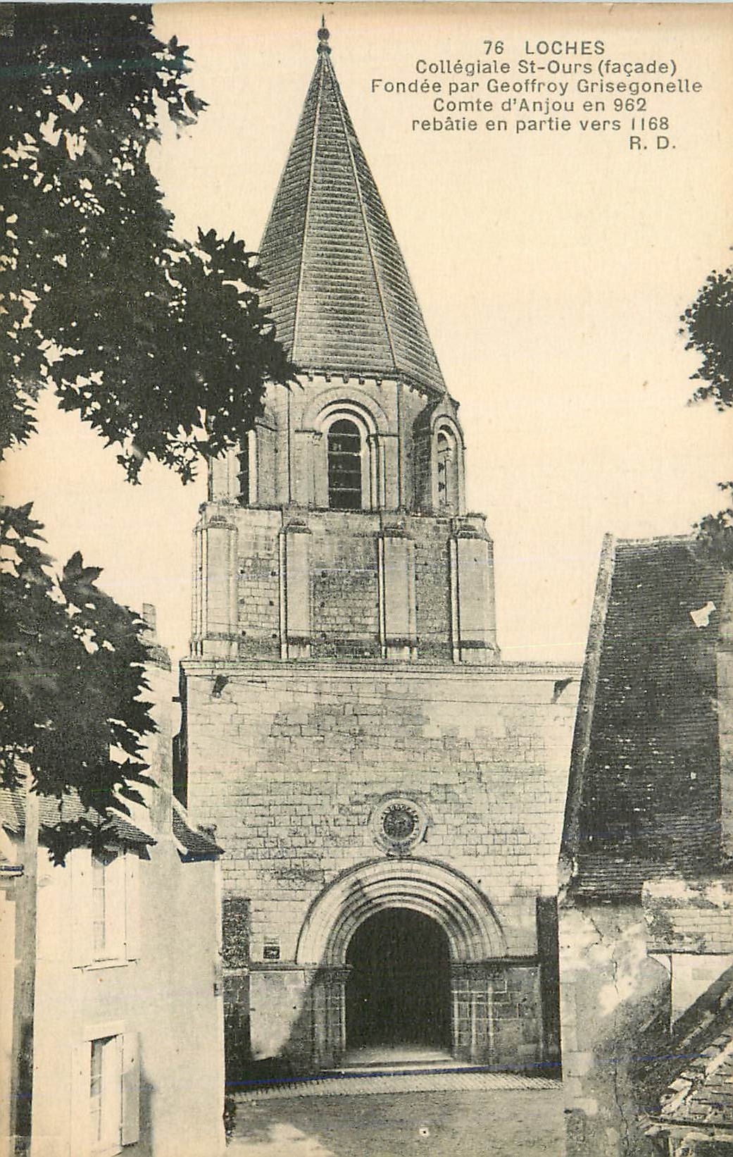 CPA Loches Collegiale St Ours (Facade) Fondee par Geoffroy Grisegonelle Comte d'Anjou en 962 Retablie en partie vers 116