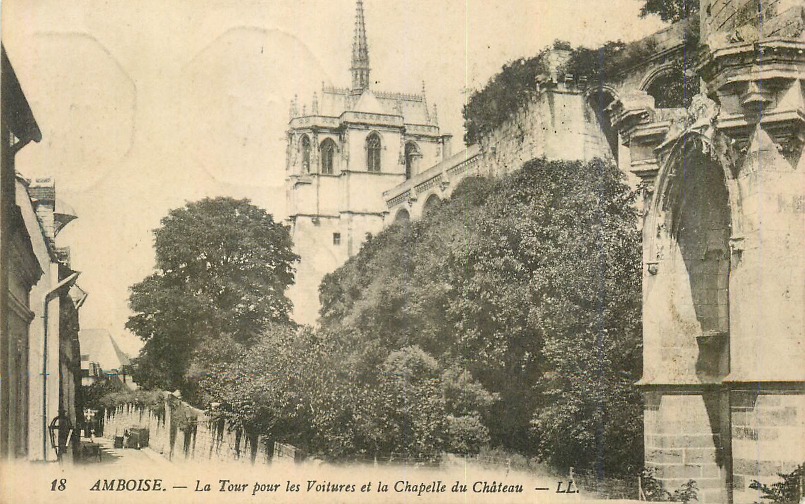 CPA Amboise La Tour pour les Voitures et La Chapelle du Chateau