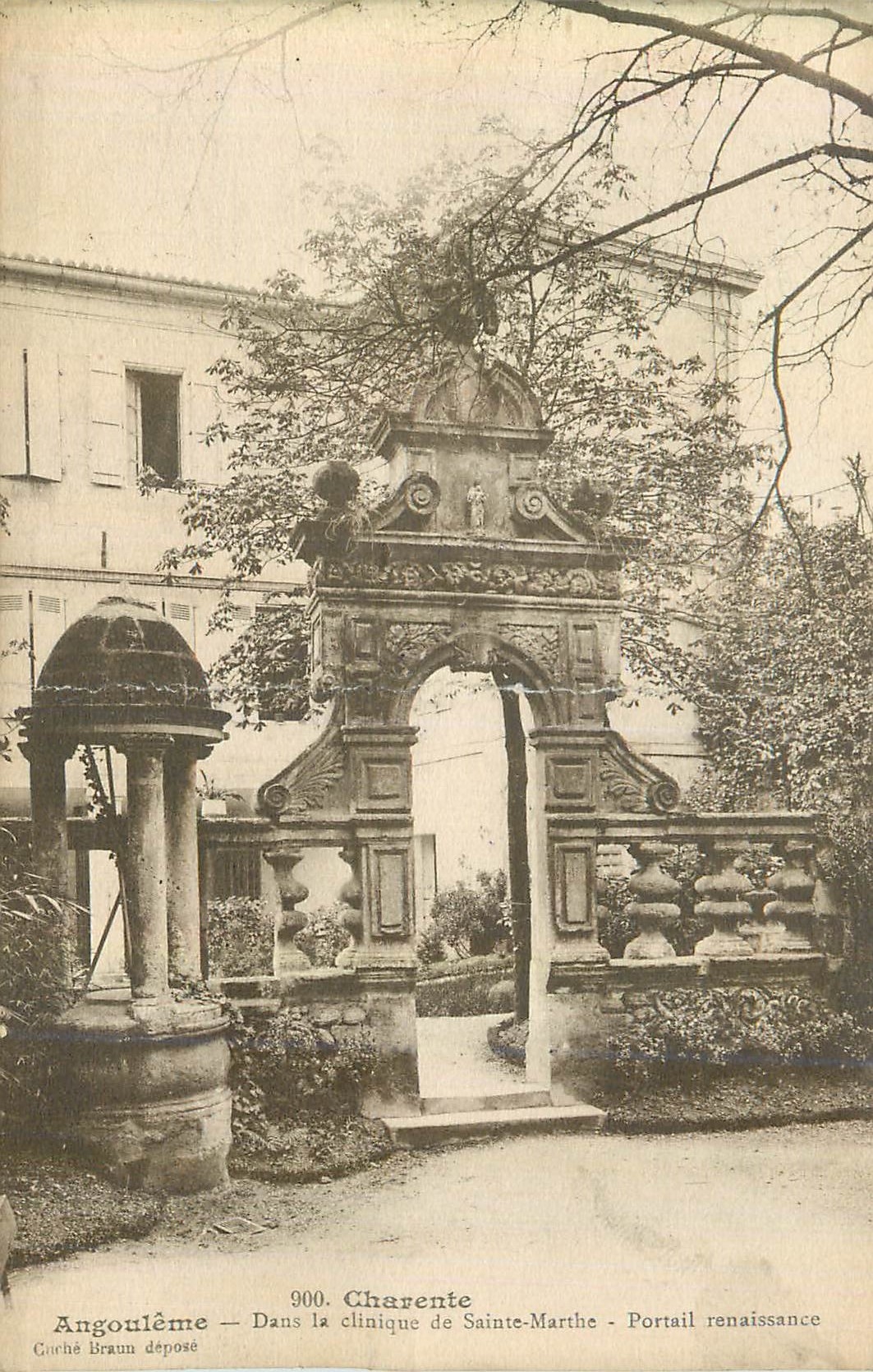 CPA Angouleme Charente  Dans la Clinique de Sainte Marthe Portail Renaissance