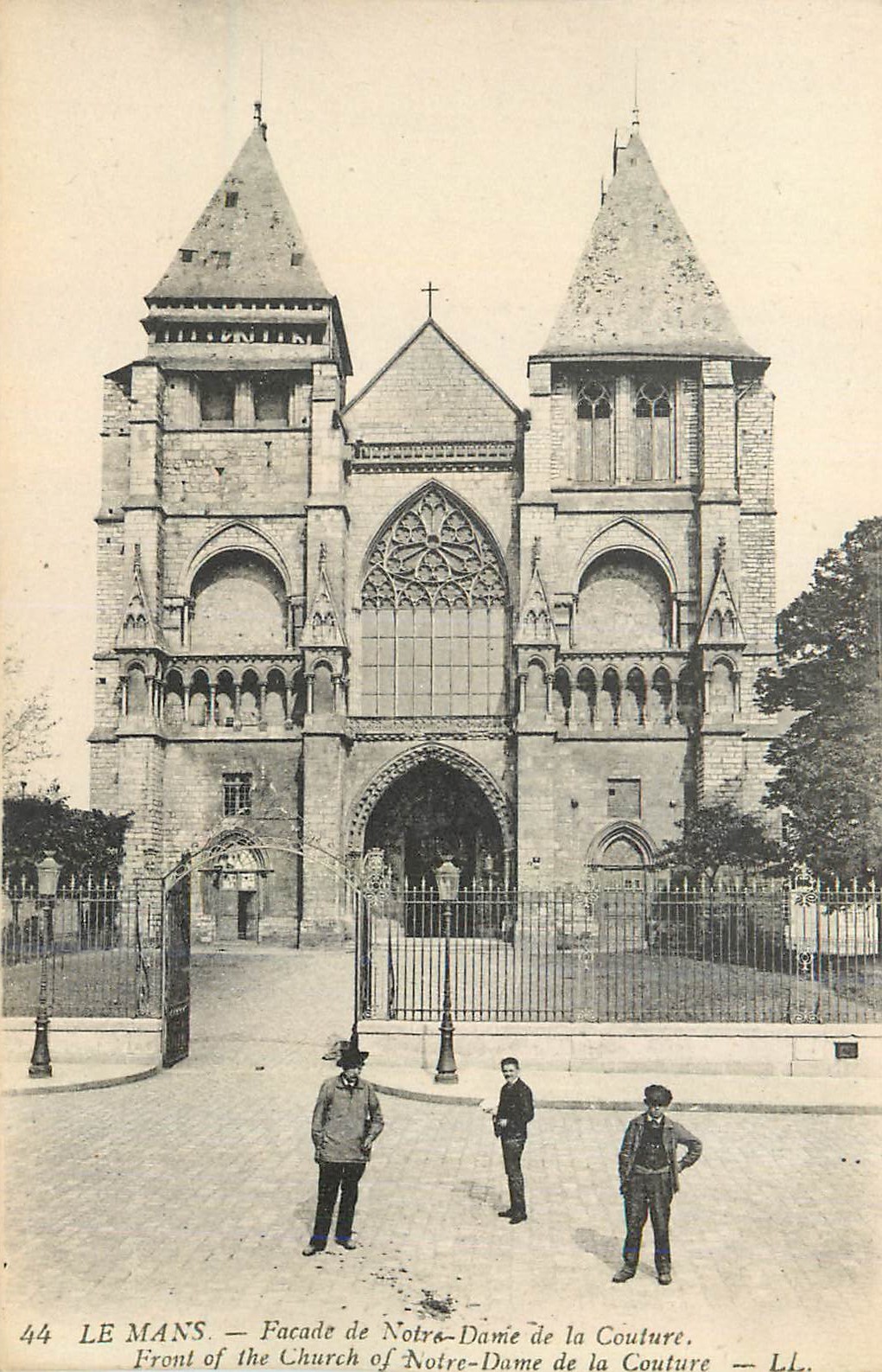 CPA Le Mans Facade de Notre Dame de la Couture