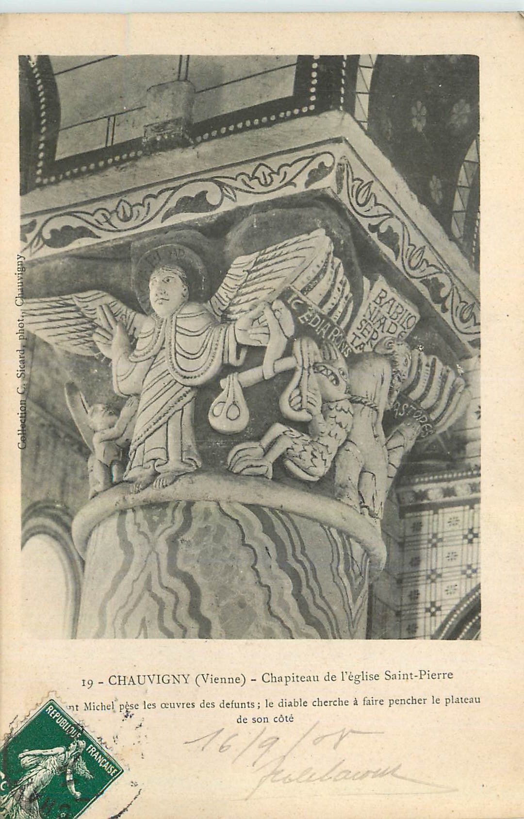 CPA Chauvigny (Vienne) Chapiteau de l'Eglise Saint Pierre