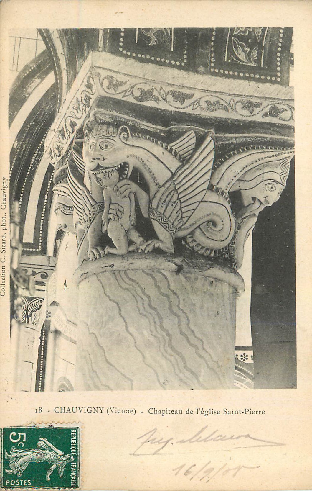 CPA Chauvigny (Vienne) Chapiteau de l'Eglise Saint Pierre