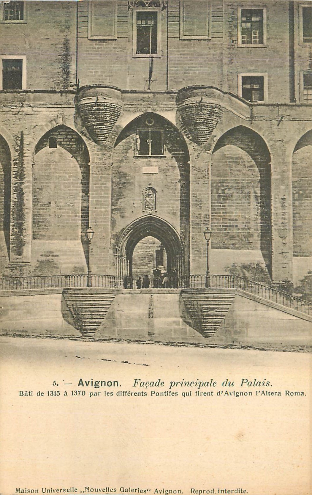 CPA Avignon Facade Principale du Palais Bati de 1315 a 1370 par les Differents Pontifes