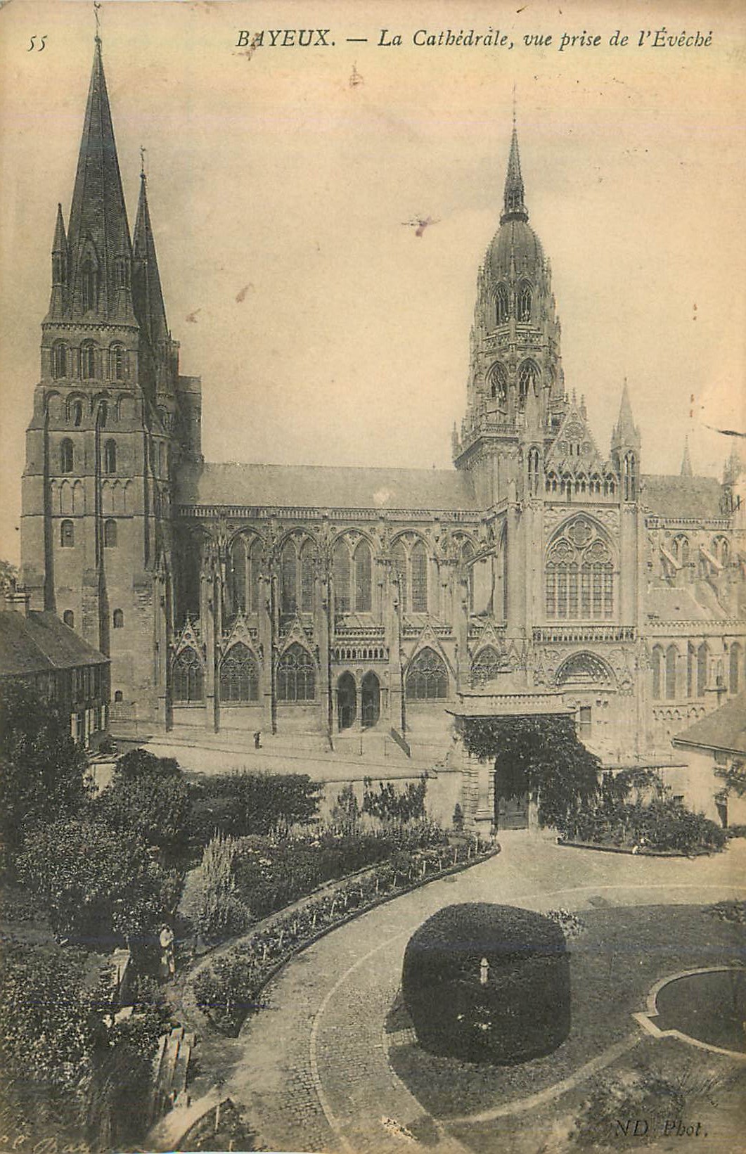 Bayeux — La Cathédrale, vue prise de l'Évêché — ND Phot.