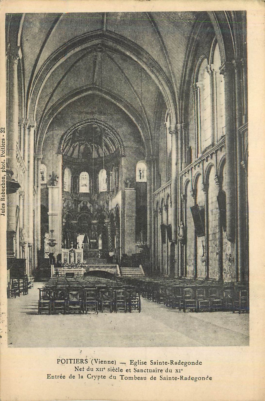 CPA Poitiers (Vienne) Eglise Sainte Radegonde Net du XIIe Siecle et Santuaire du XIe