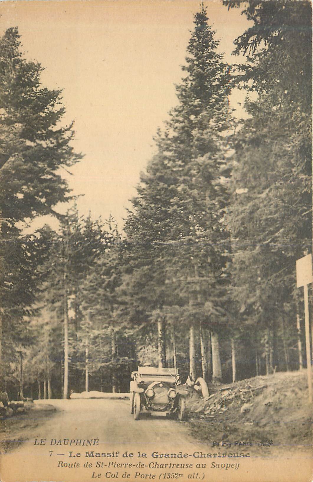 CPA Le Dauphine Le Massif de la Grande Chartreuse Route de St Pierre de Chartreuse au Sappey Automobile