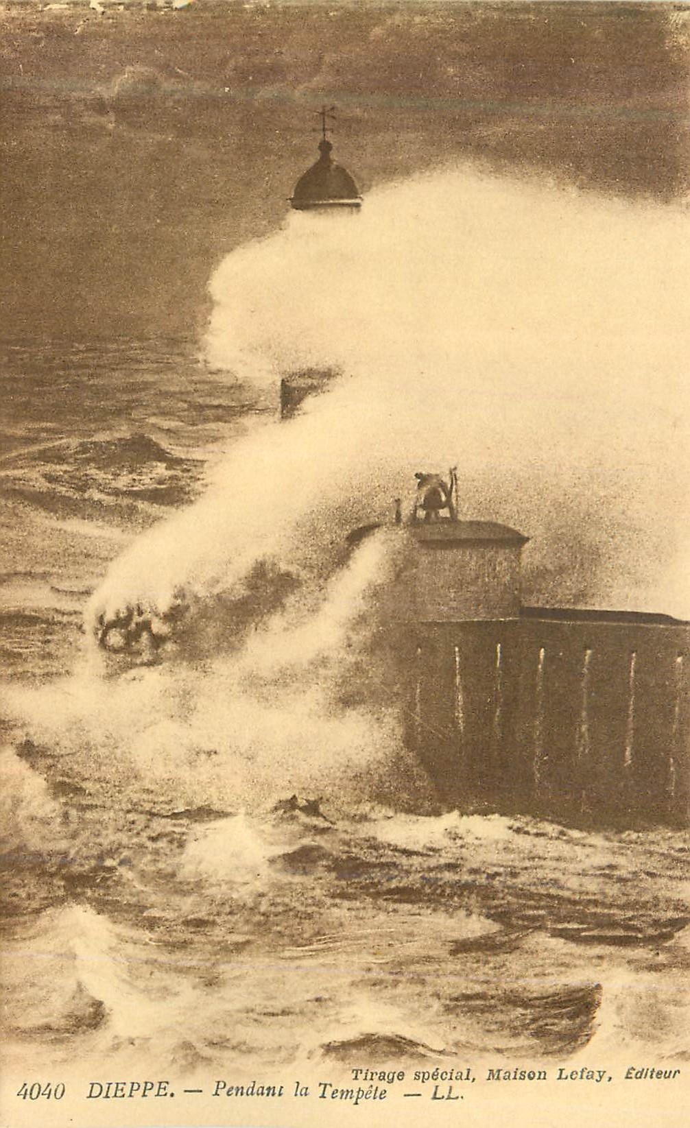 CPA Dieppe Pendant la Tempete