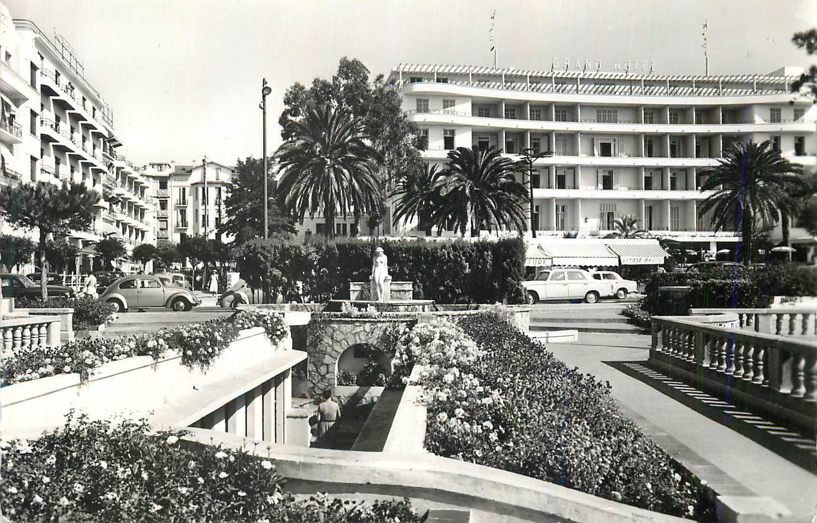 CPM Juan les Pins La Cote d'Azur Le Jardin et le Grand Hotel