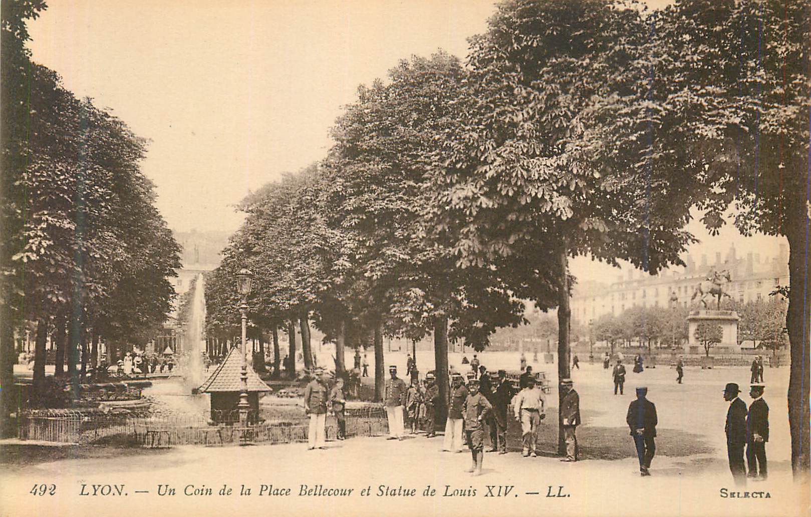 CPA Lyon Un Coin de la Place Bellecour et Statue de Louis XIV Militaria