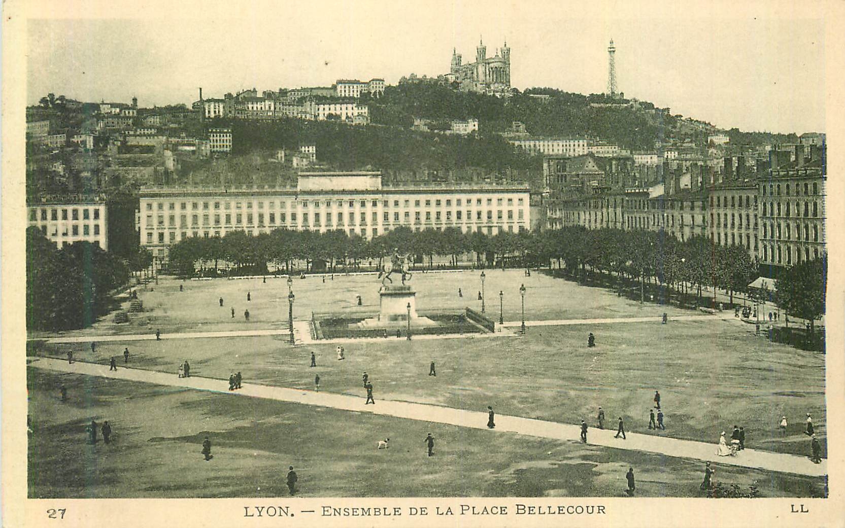 CPA Lyon Ensemble de la Place Bellecour