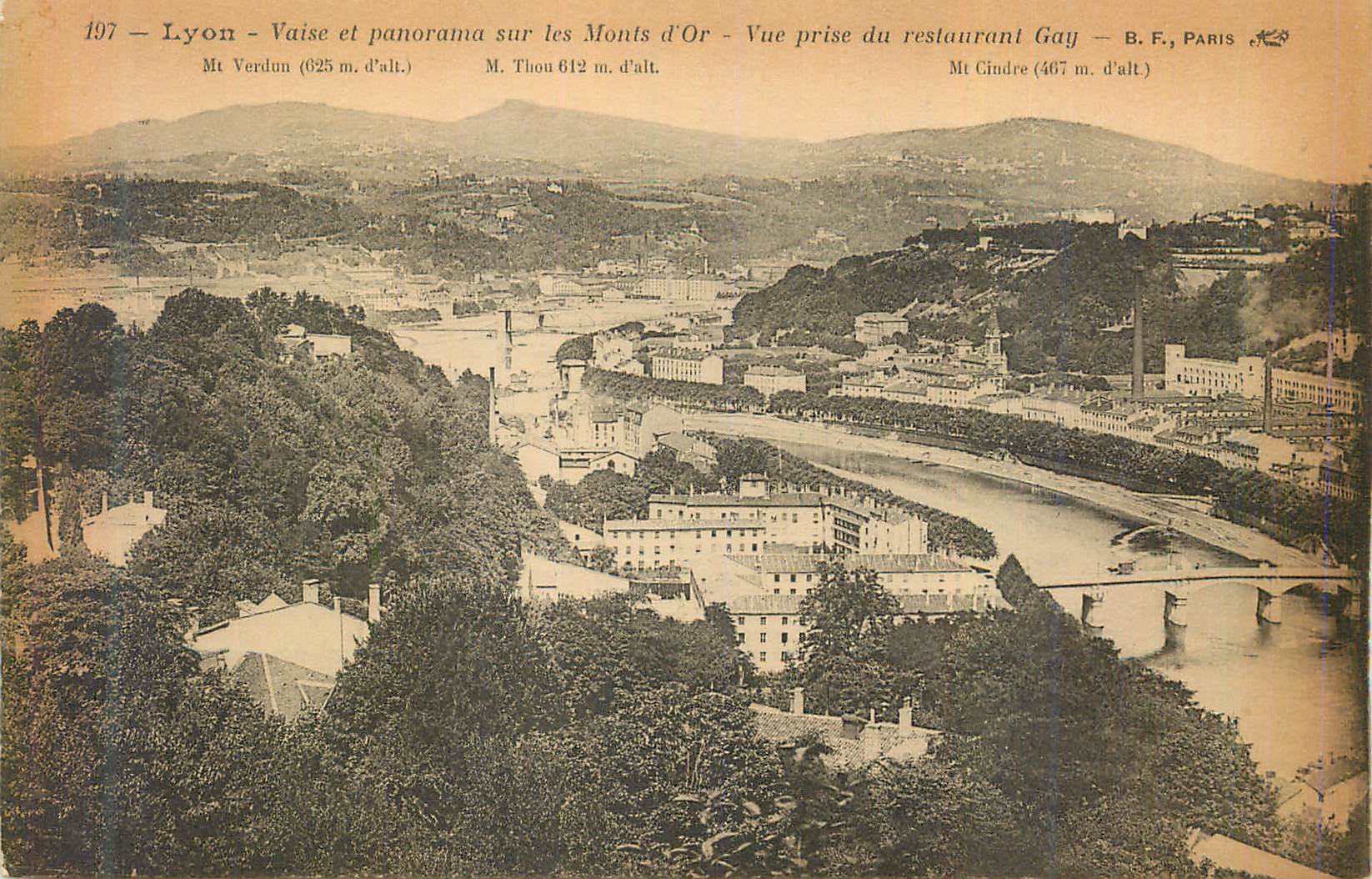 CPA Lyon Vaise et Panorama sur les Monts d'Or Vue Prise du Restaurant Gay