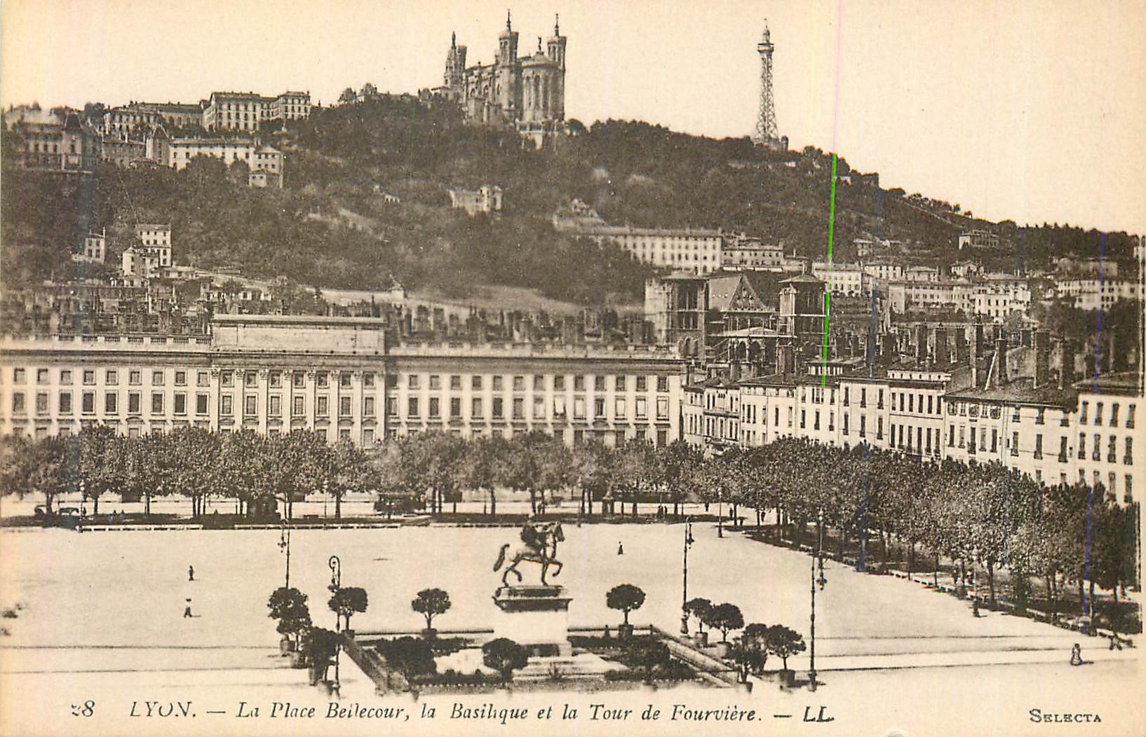 CPA Lyon La Plage Bellecour La Basilique et la Tour de Fourviere