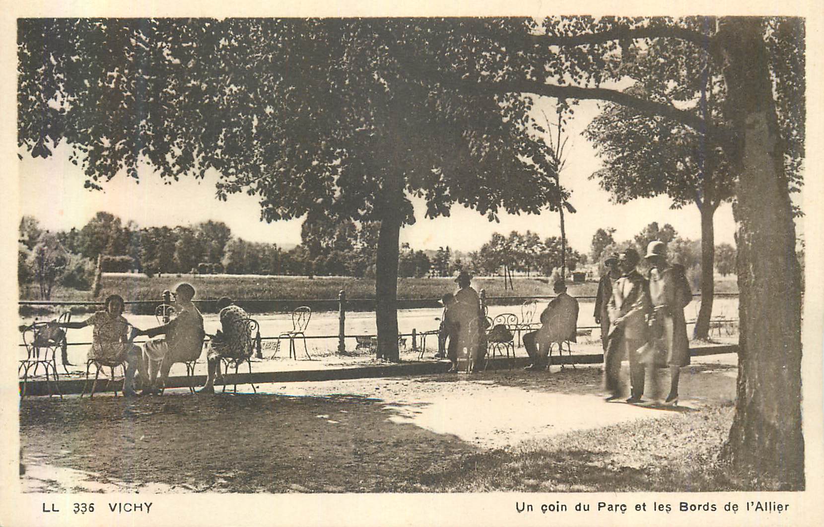 CPA Vichy Un Coin du Parc et les Bords de l'Allier