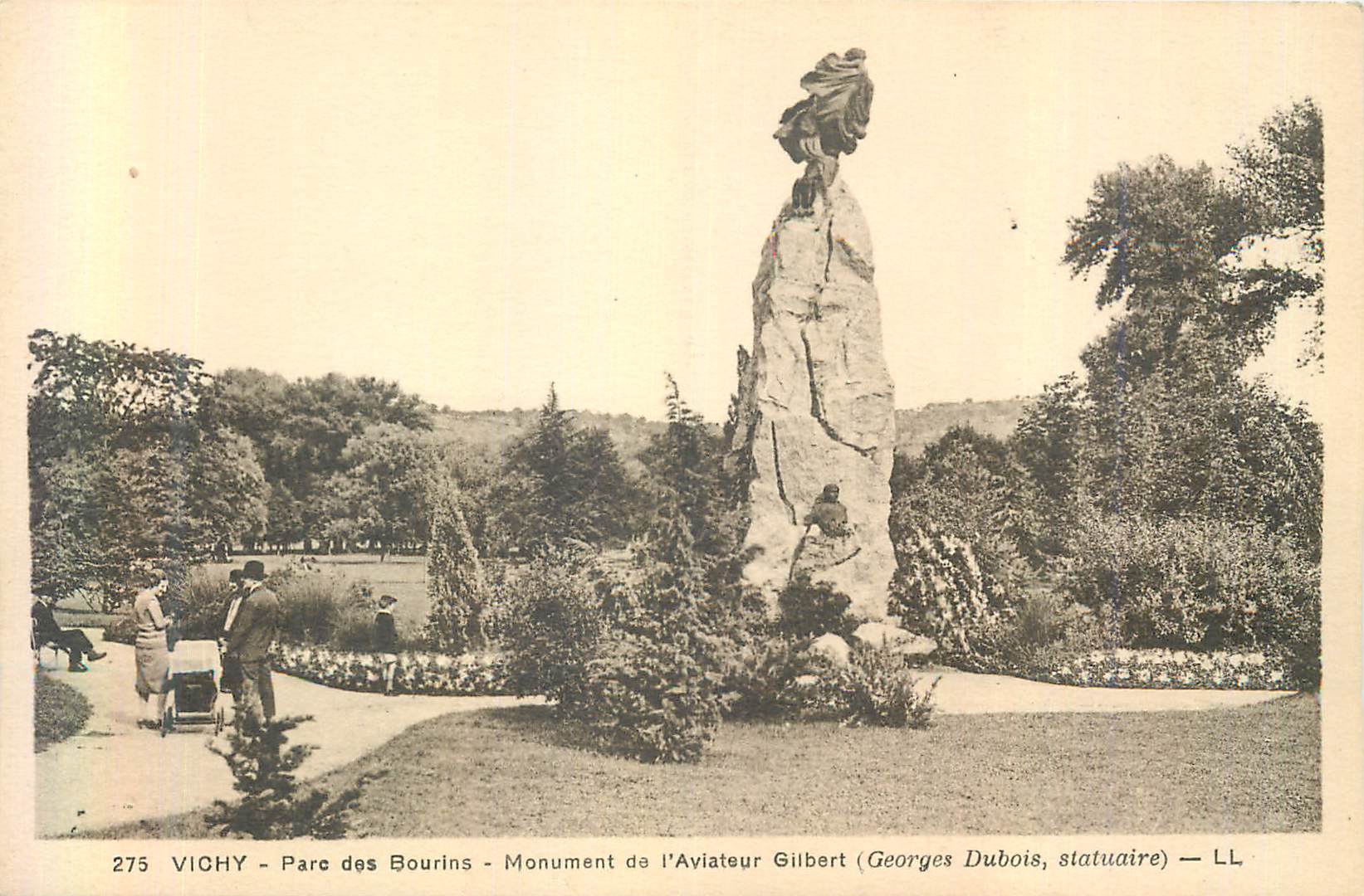 CPA Vichy Parc des Bourins Monument de l'Aviateur Gilbert (Georges Dubois Statuaire)