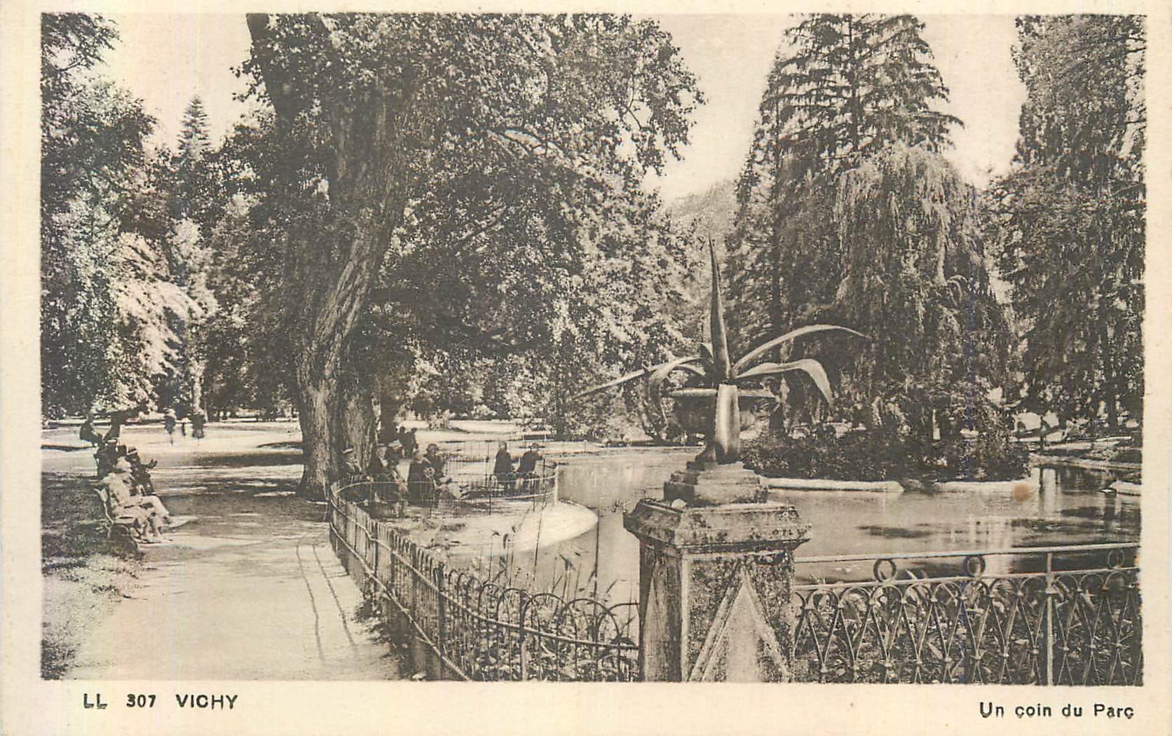 CPA Vichy Un Coin du Parc