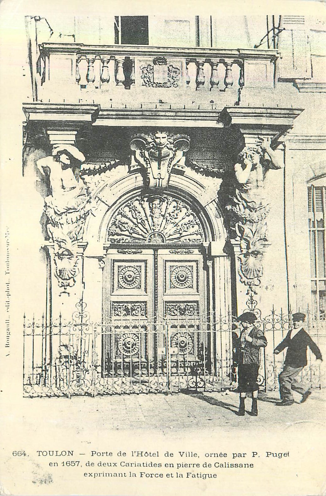 Toulon — Porte de l'Hôtel de Ville ornée par P. Puget en 1657, de deux Cariatides en pierre de Calissane exprimant la Force et la Fatigue