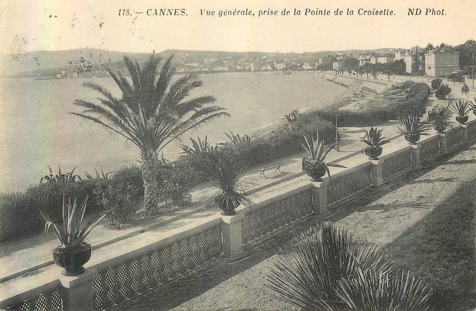 CPA Cannes Vue Generale prise de la Pointe de la Croisette