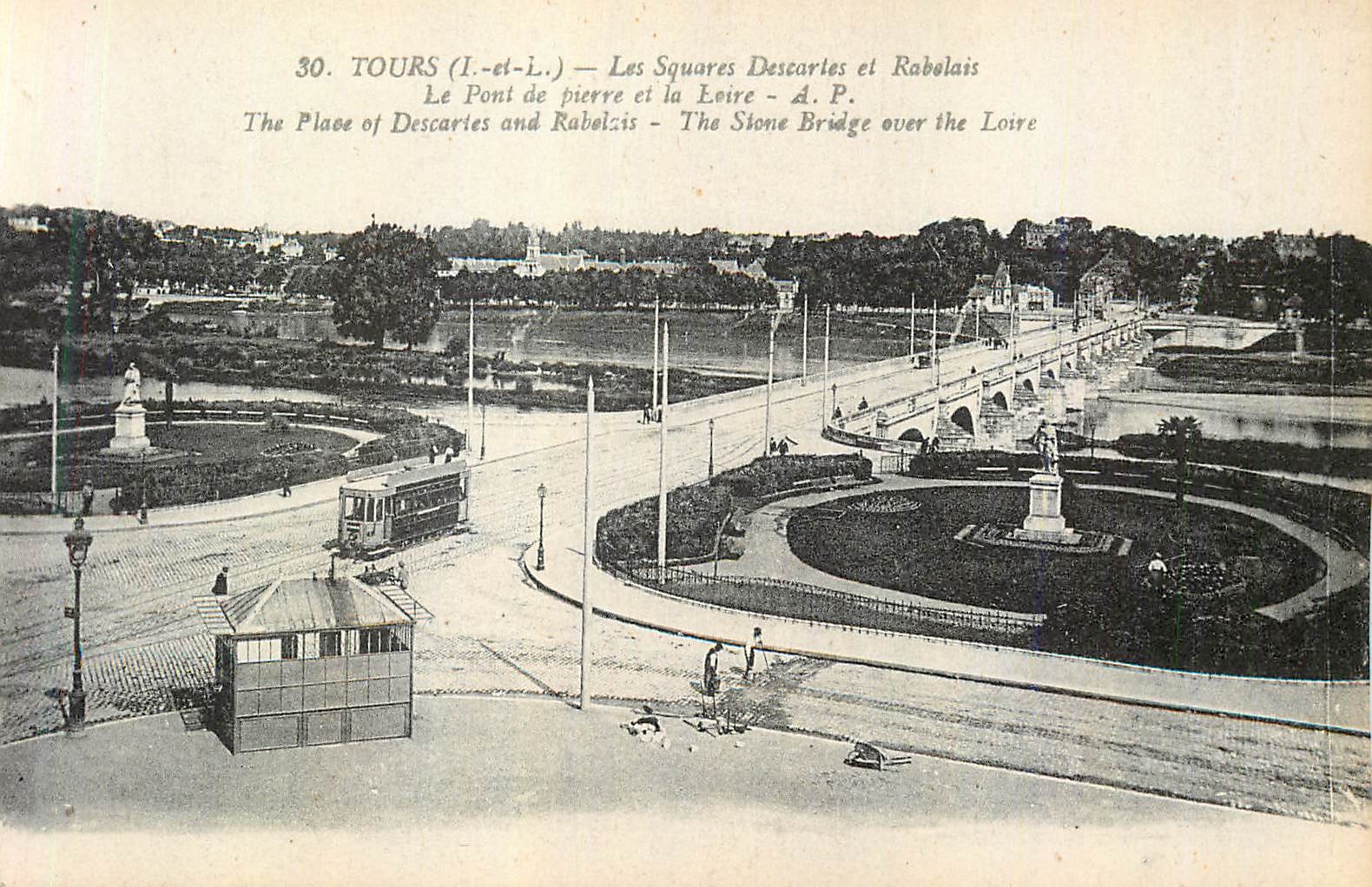 CPA Tours (I et L) Les Squares Descarles et Rabelais Le Pont de pierre  Tramway