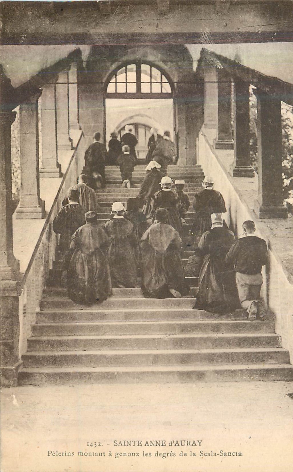 CPA Sainte Anne d'Auray Pelerins Montant a Genoux les Degres de la Scala Sancta