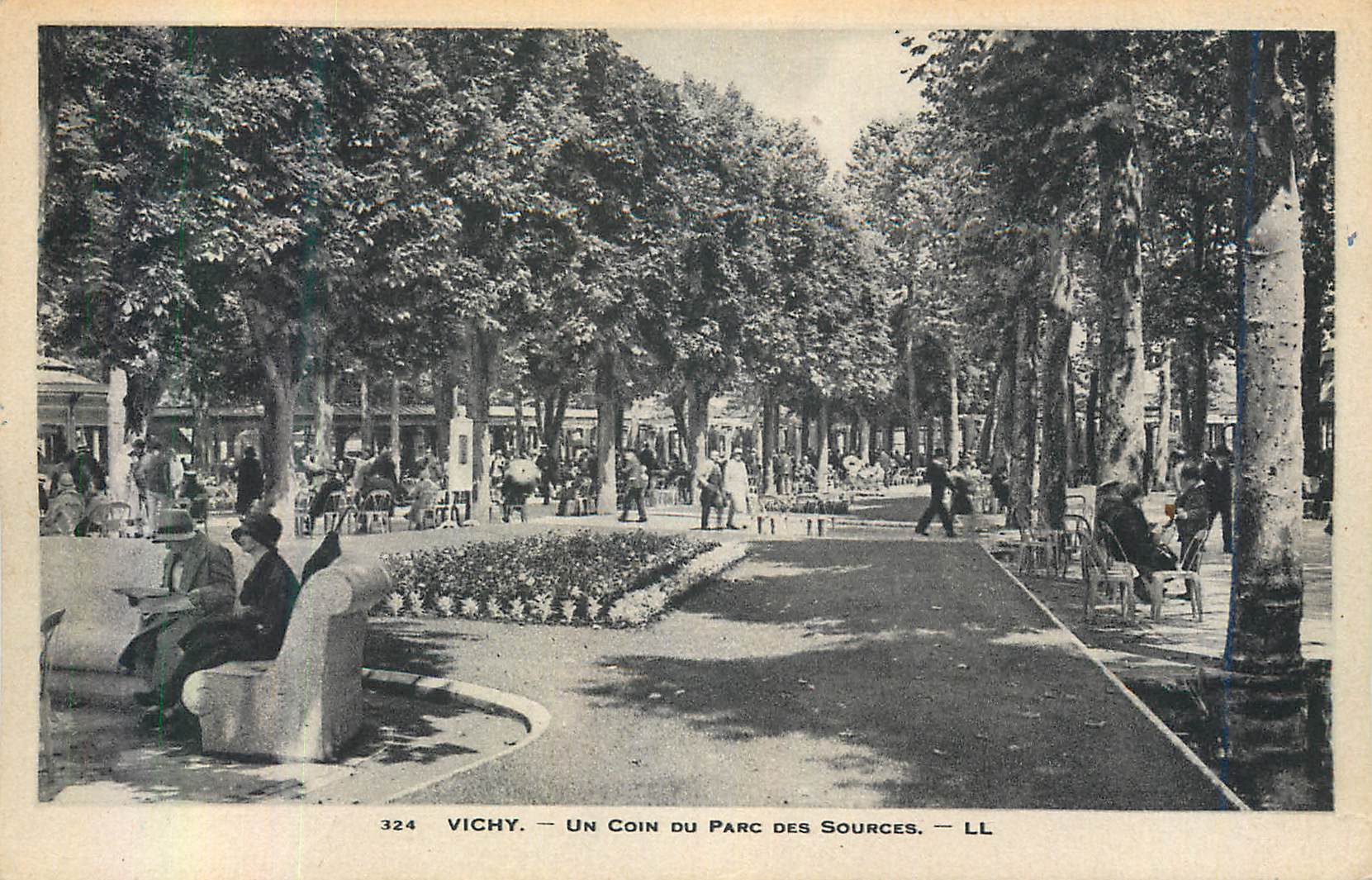 CPA Vichy Un Coin du Parc des Sources
