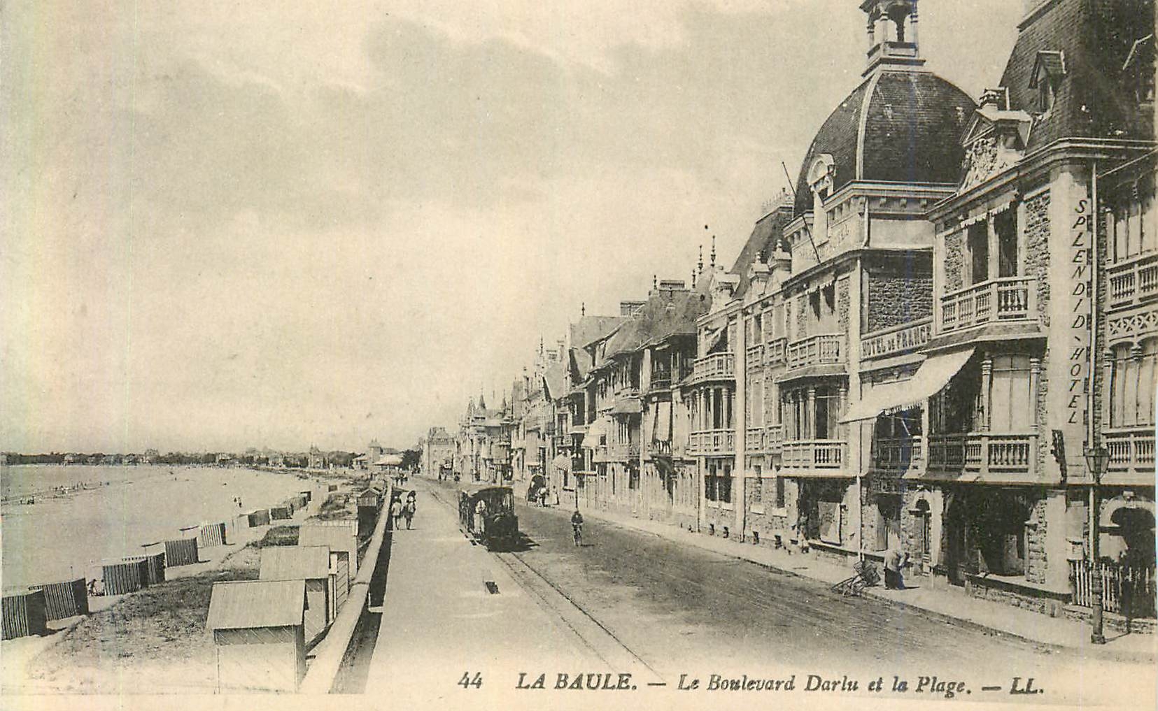 CPA la Baule le Boulevard Darlu et la Plage