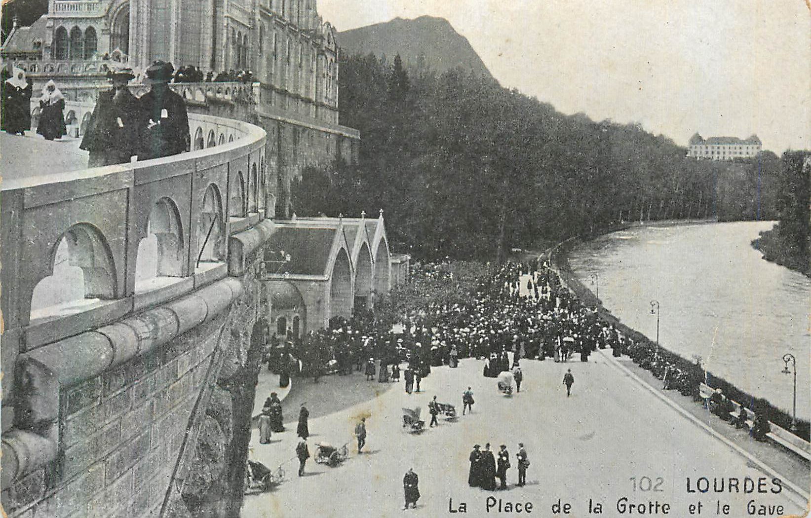 CPA Lourdes la Place de la Grotte et le Gave