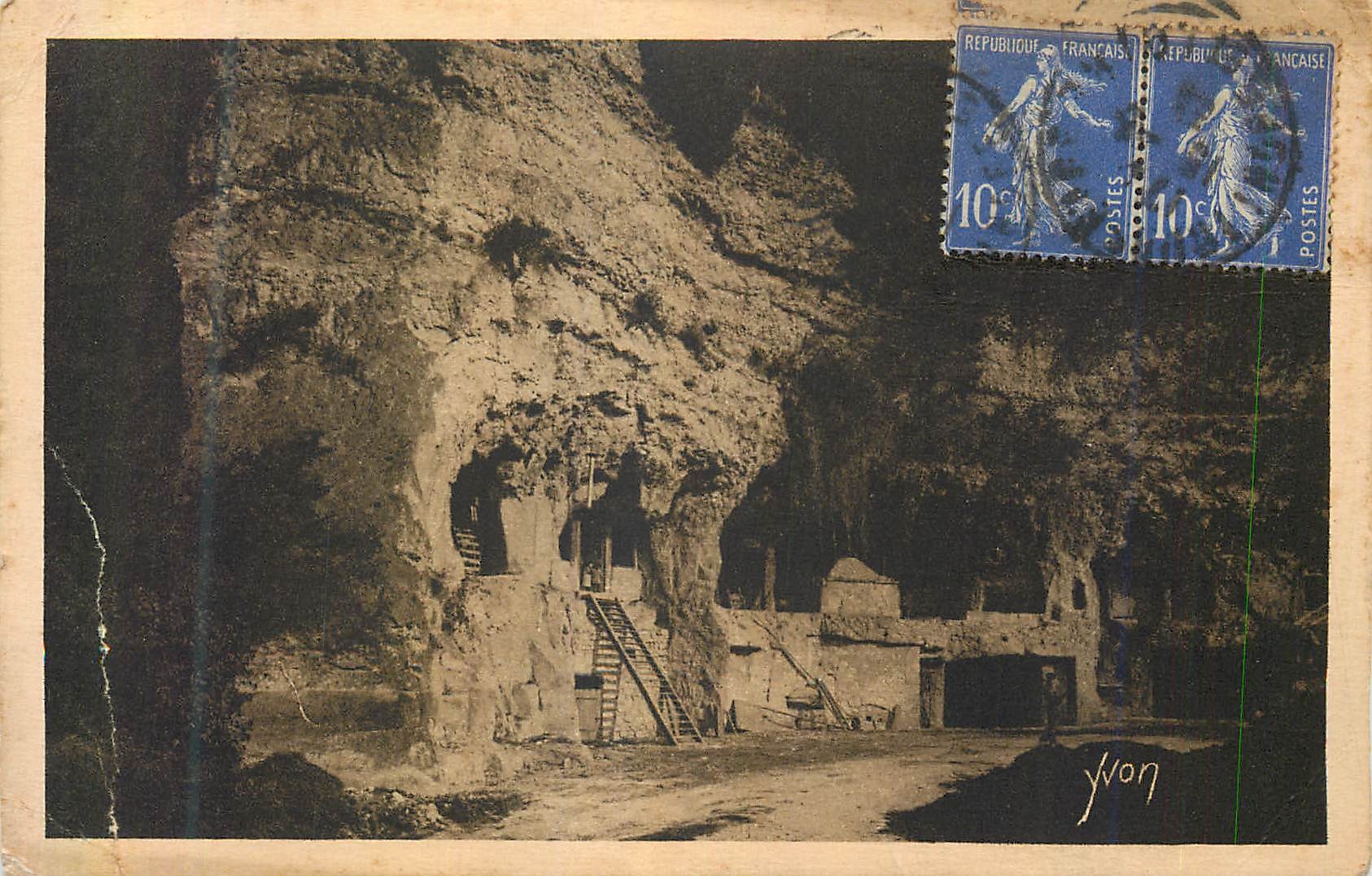 CPA Modernes Troglodytes sur les Bords de la Loire la Douce France Chateaux de la Loire