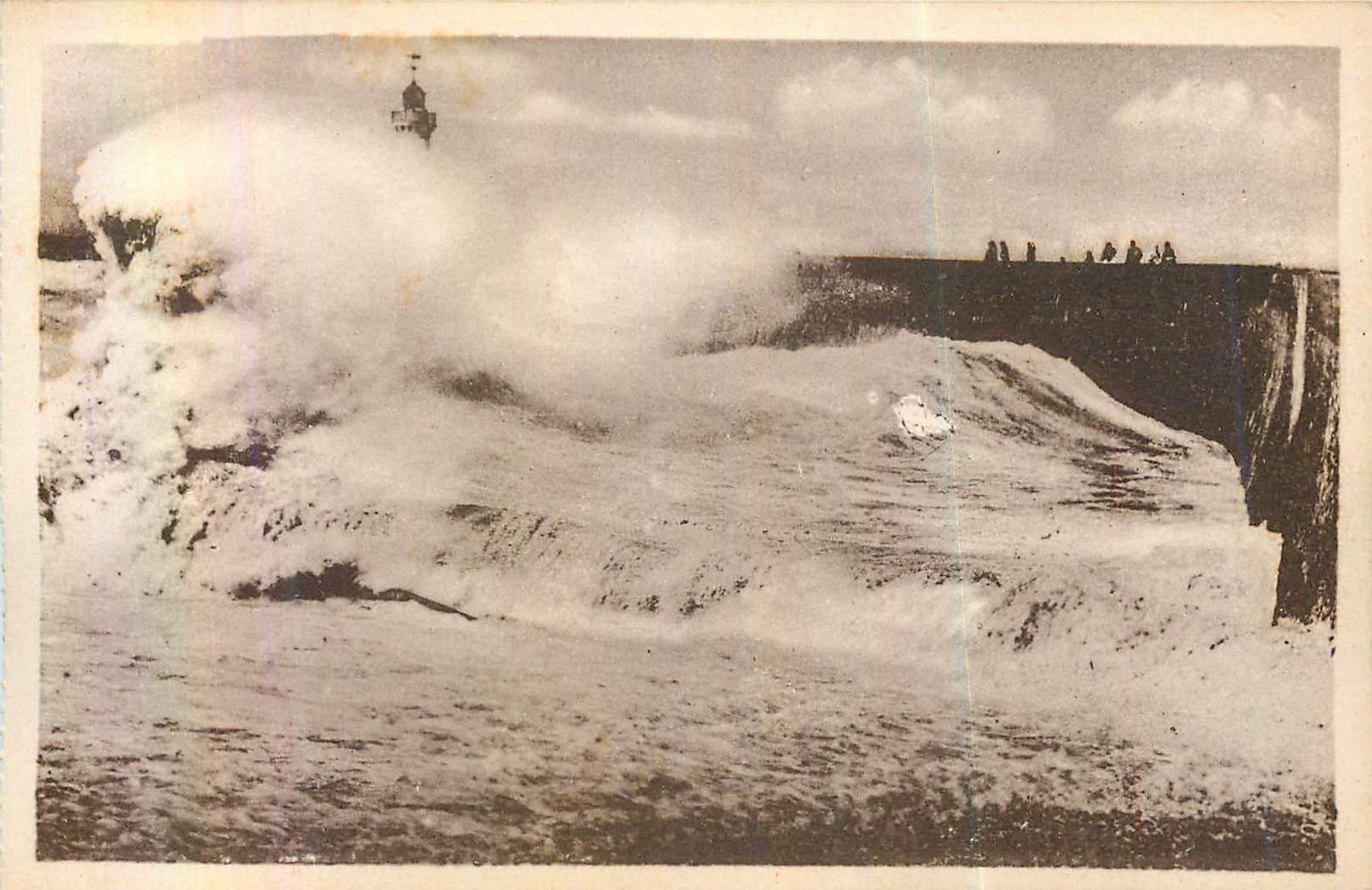 CPA Dieppe la Jetee un Jour de Tempete Phare