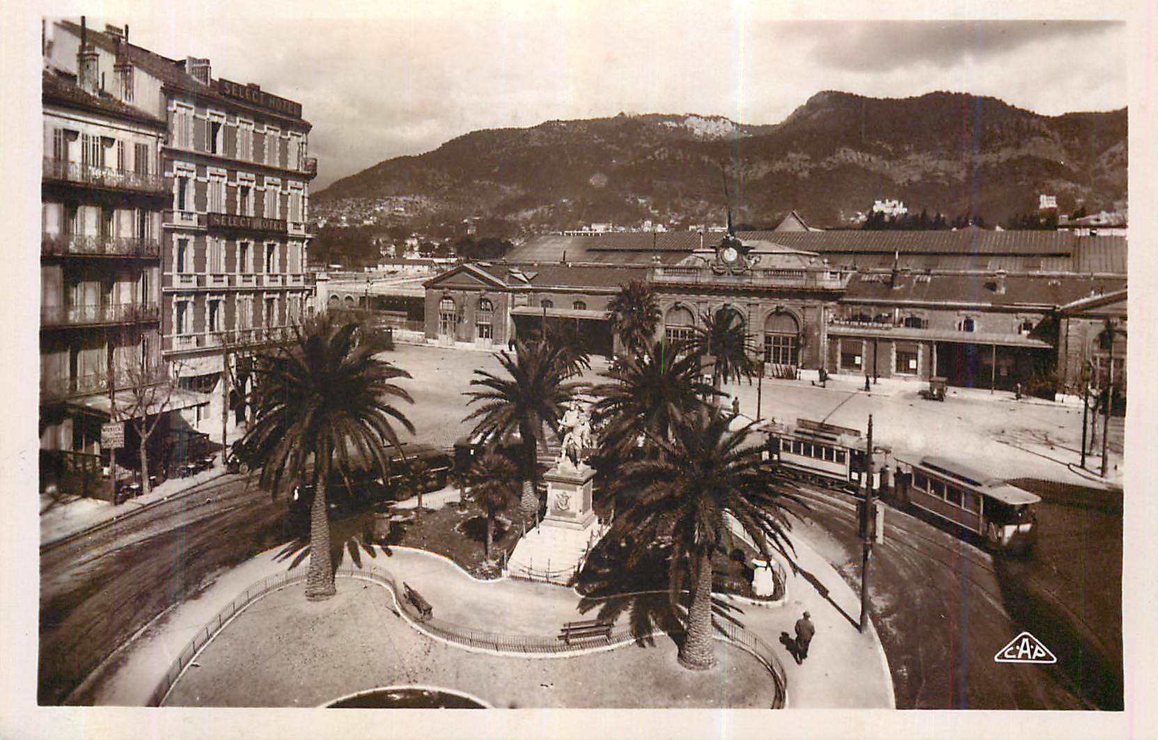 CPM Toulon Place Albert 1er et la Gare Tramway