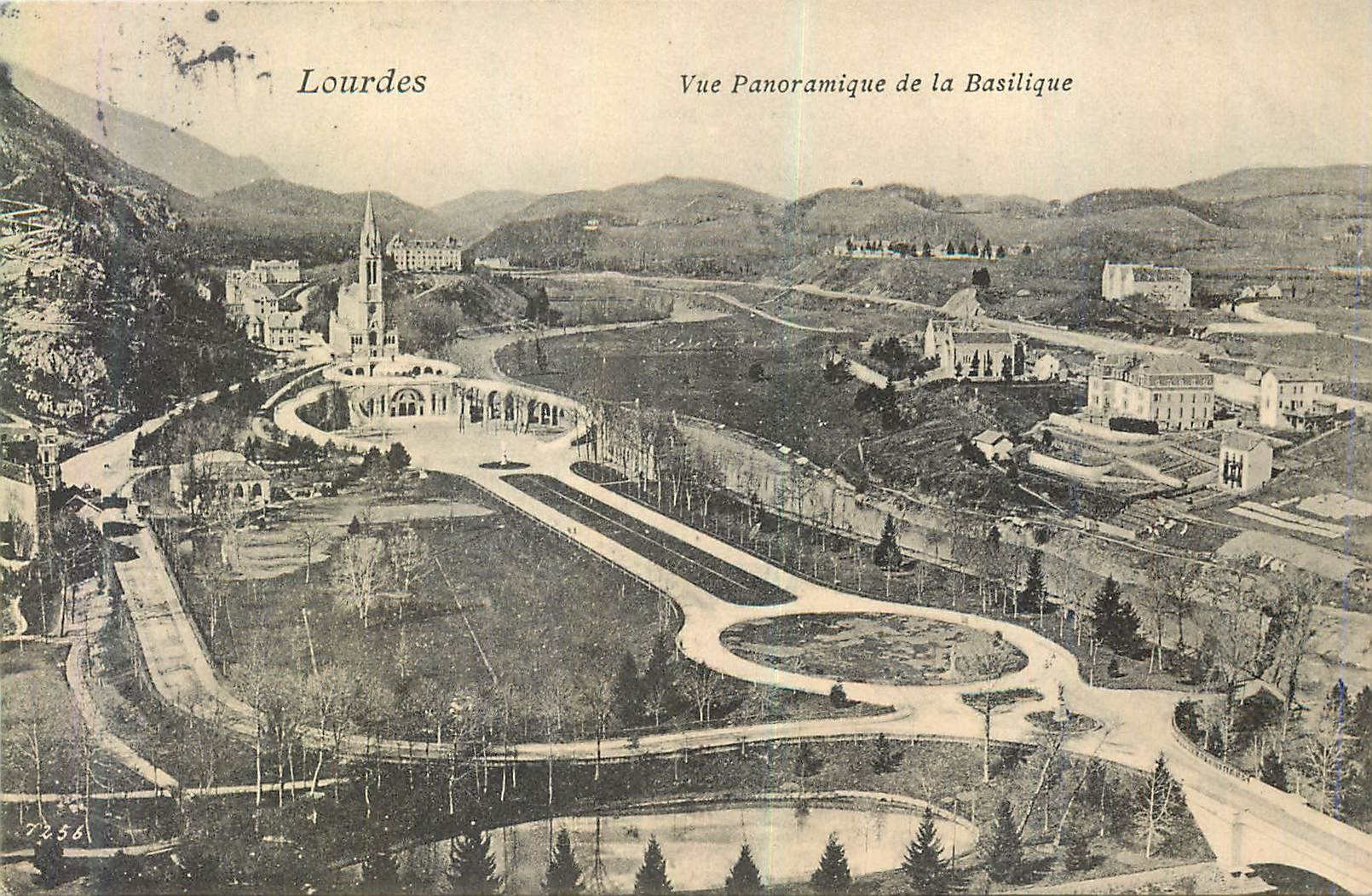 CPA Lourdes Vue Panoramique de la Basilique