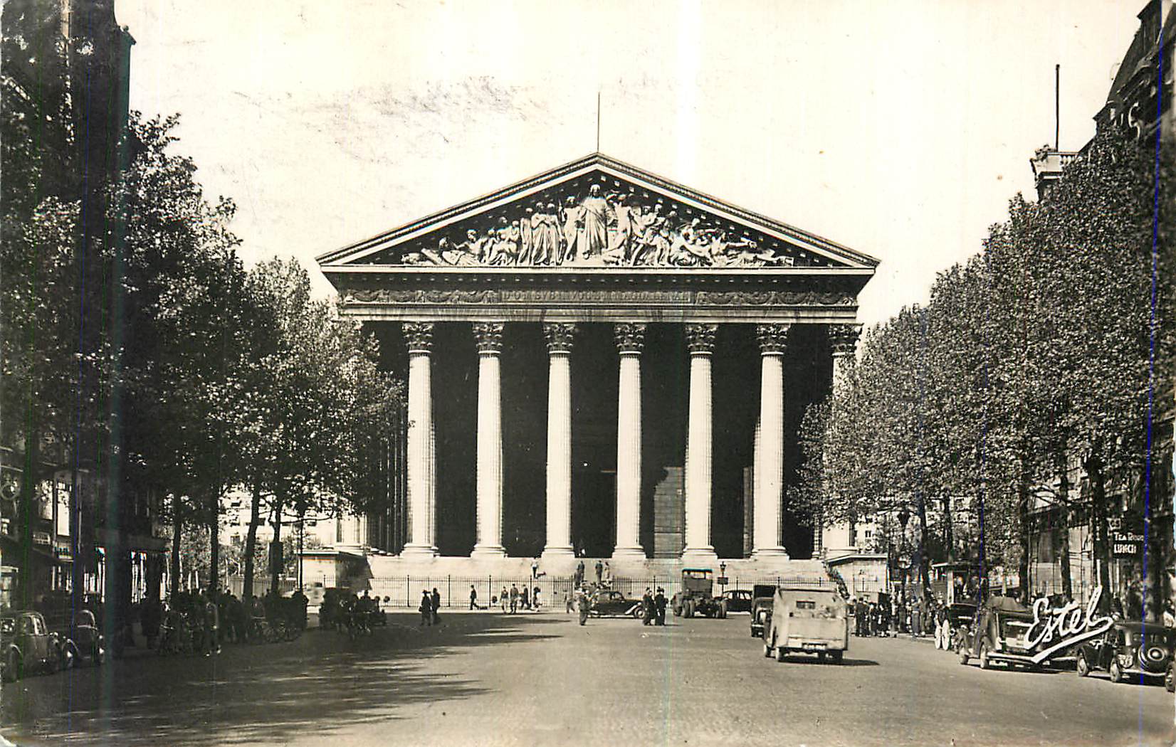 CPM Paris la Rue Royale et l'Eglise de la Madeleine