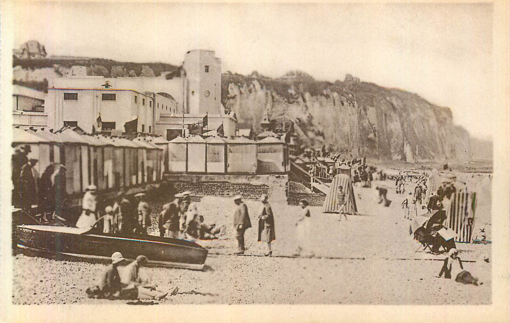 CPA Dieppe la Plage le Casino et les Falaises