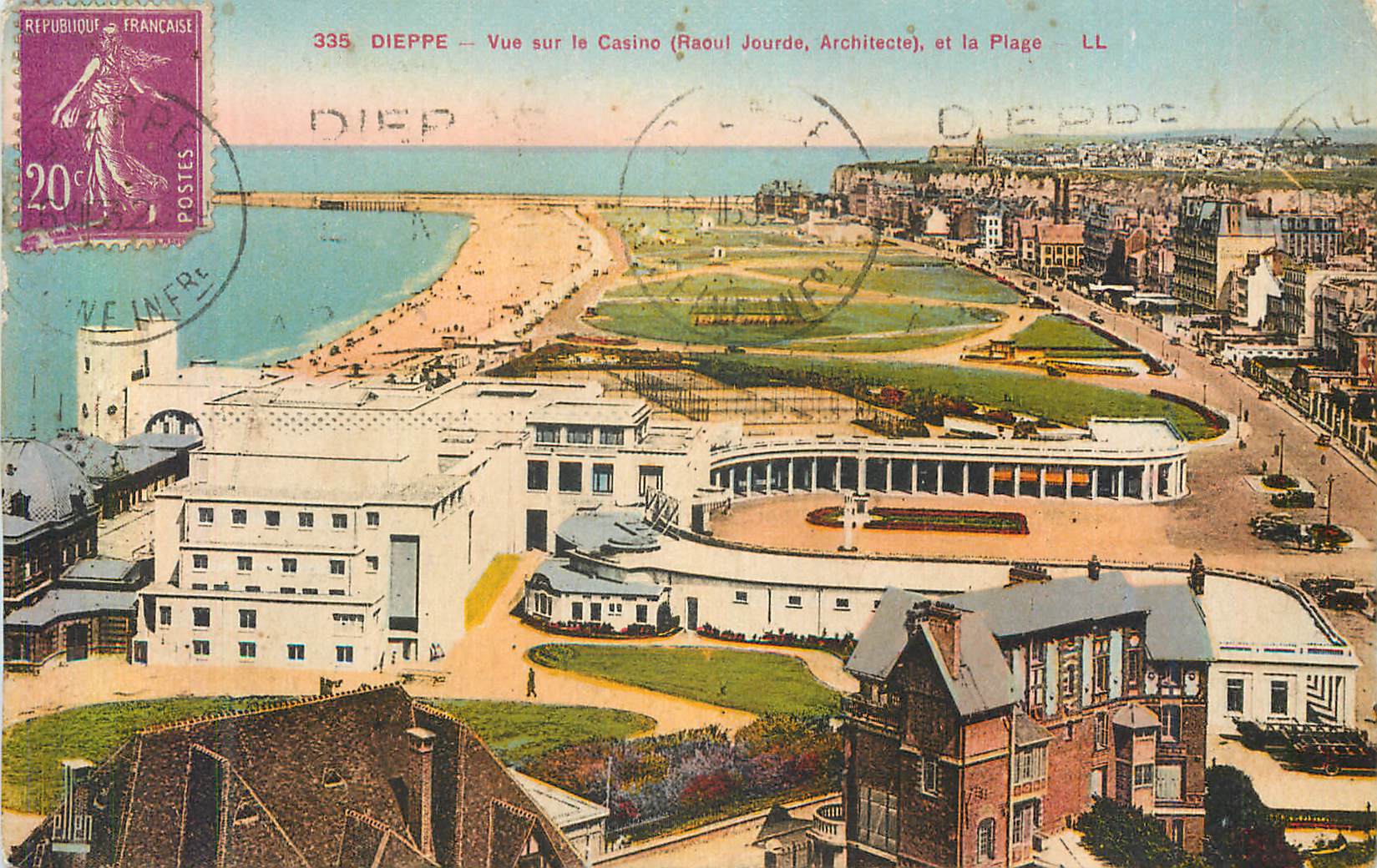 CPA Dieppe Vue sur la Casino (Raoul Jourde Architecte) et la Plage
