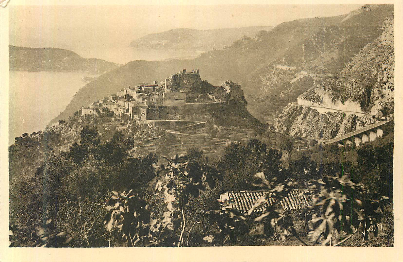 CPA Eze (Alpes Maritimes)le Village au Soleil Levant Cote d'Azur la Douce France
