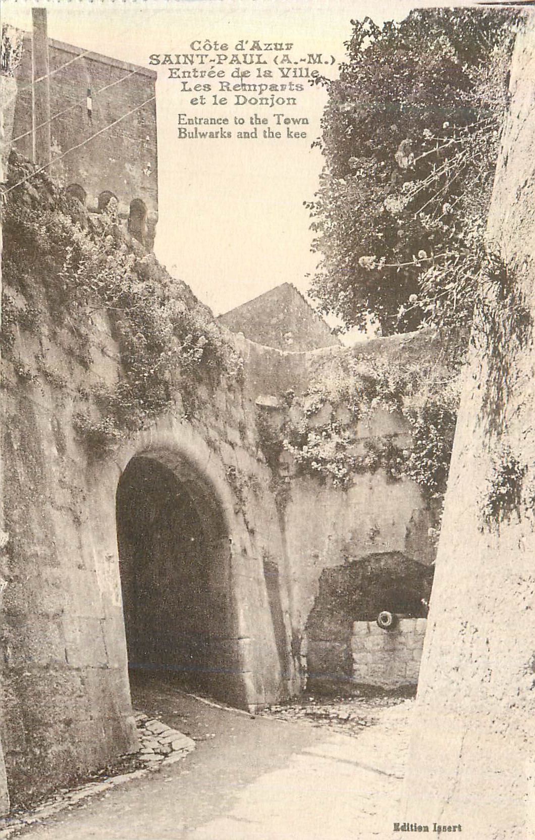 CPA Saint Paul (A M) Entree de la Ville les Remparts et le Donjon Cote d'Azur