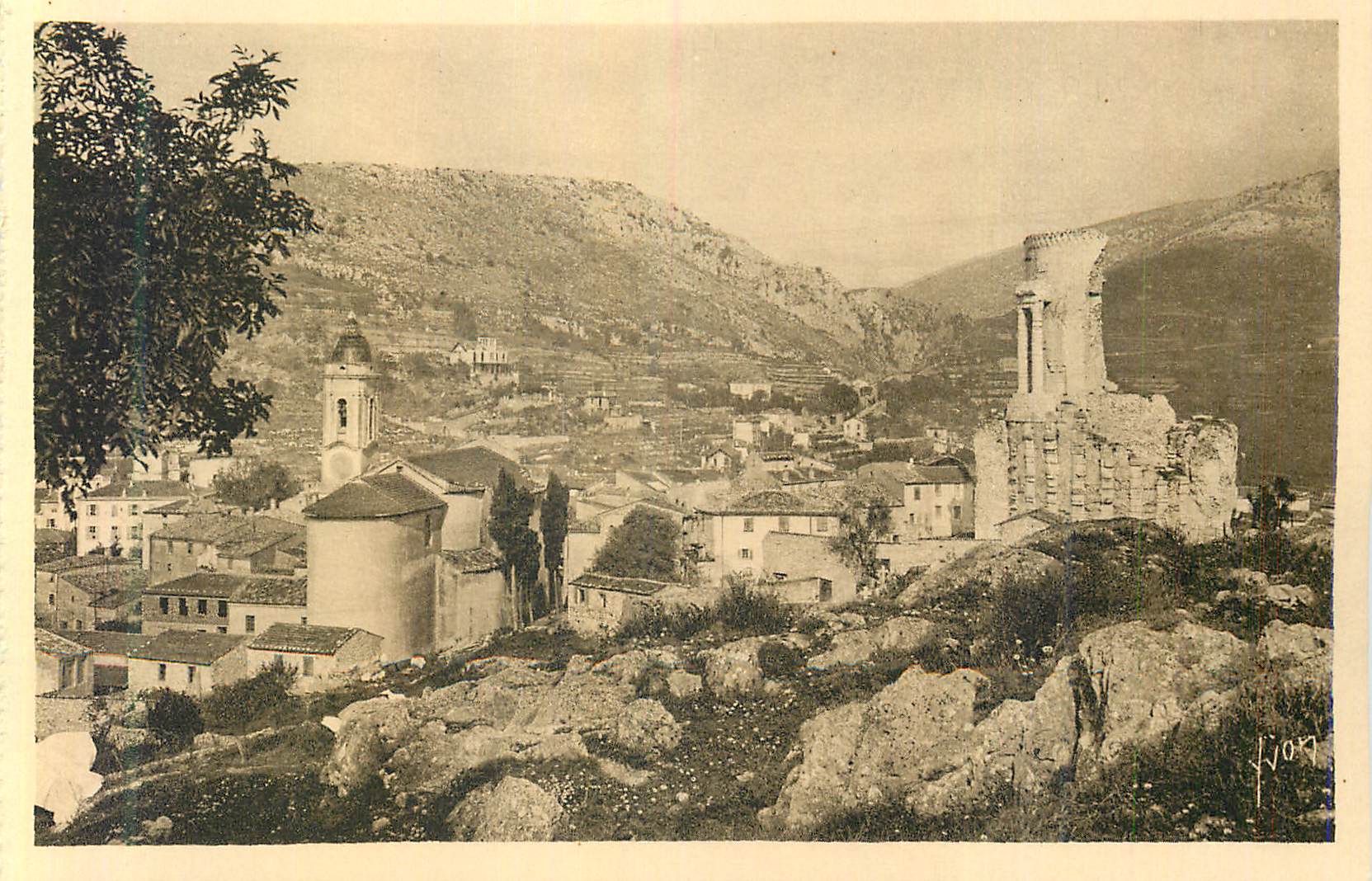 CPA la Turbie (Alpes Maritimes) Vue Generale et Trophee d'Auguste Cote d'Azur la Douce France