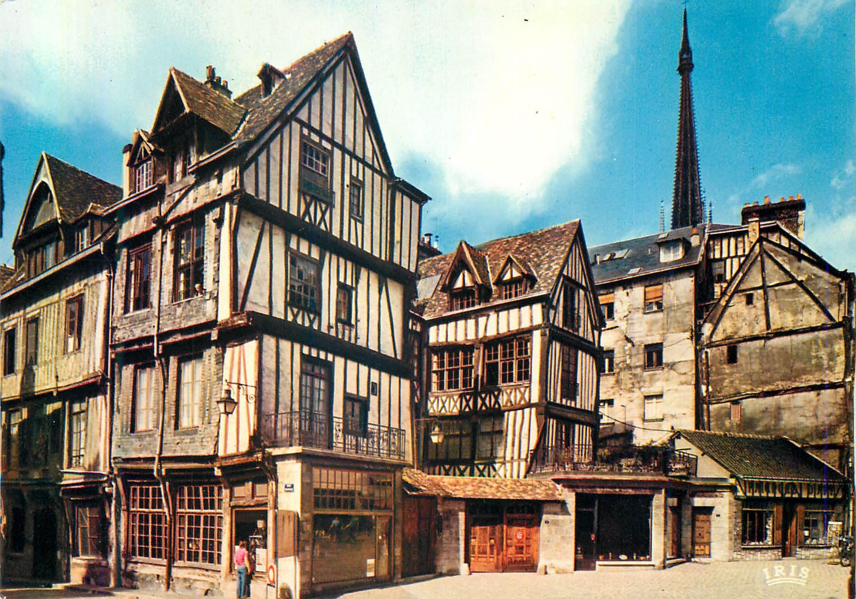 CPM Rouen Normandie France la Place Barthelemy (Voie Pietonne) et ses Vieilles Maisons