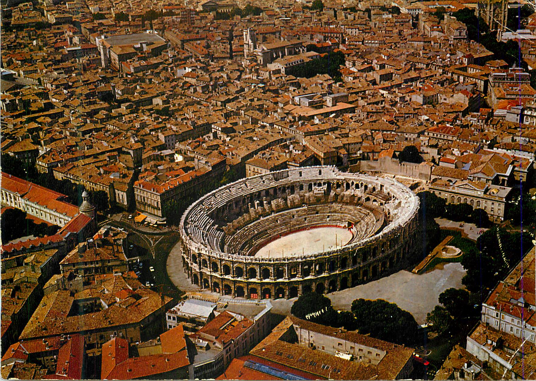 Arènes de Rome — vue aérienne — Éditions de France, Nîmes