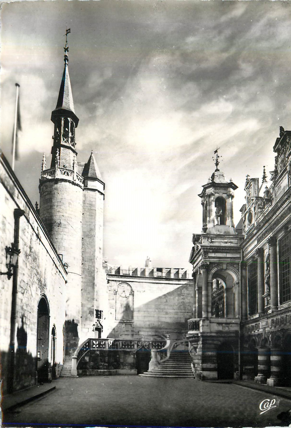 CPM la Rochelle Cour de l'Hotel de Ville