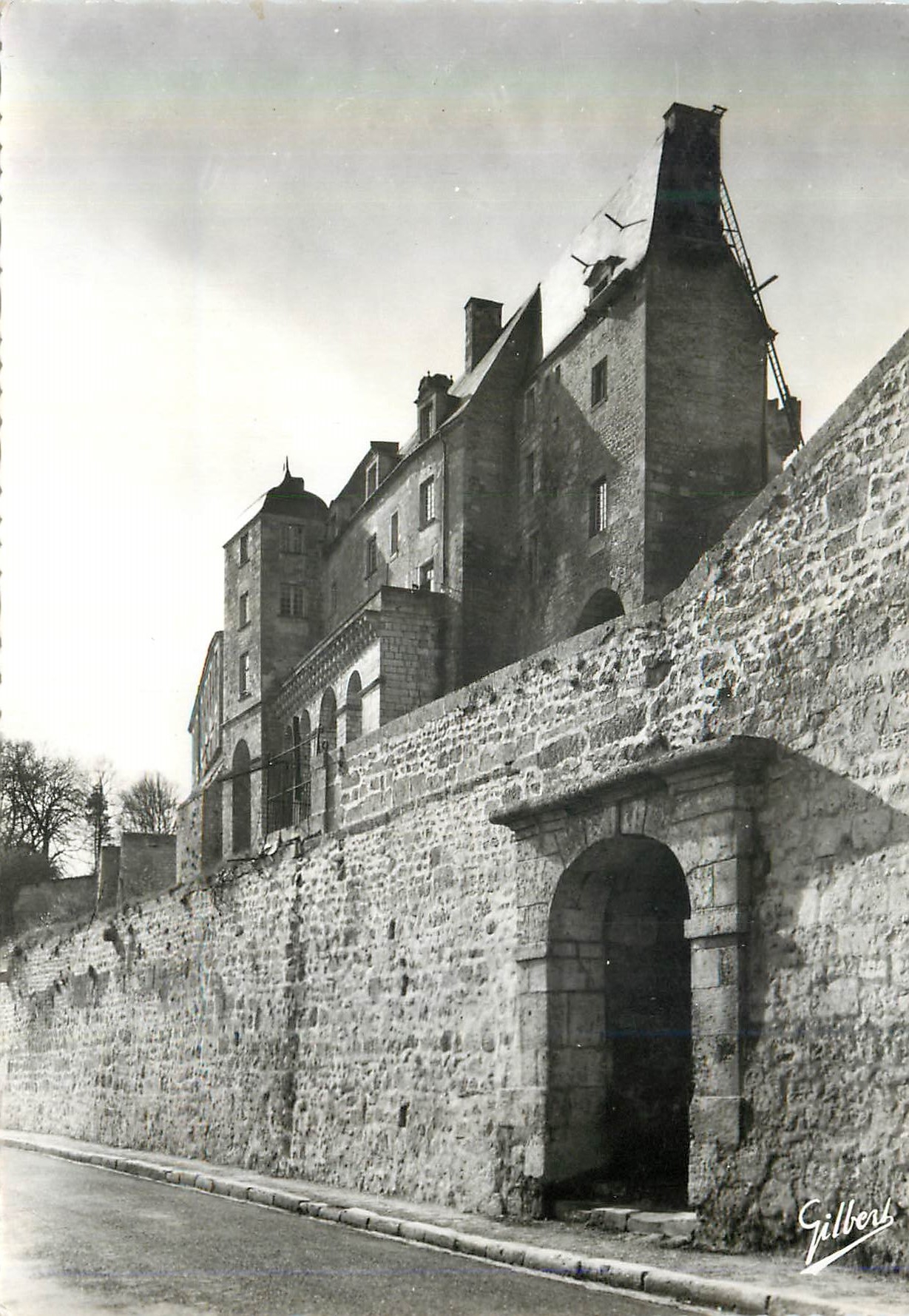 CPM Pons (Chte Mme) les Remparts du Chateau