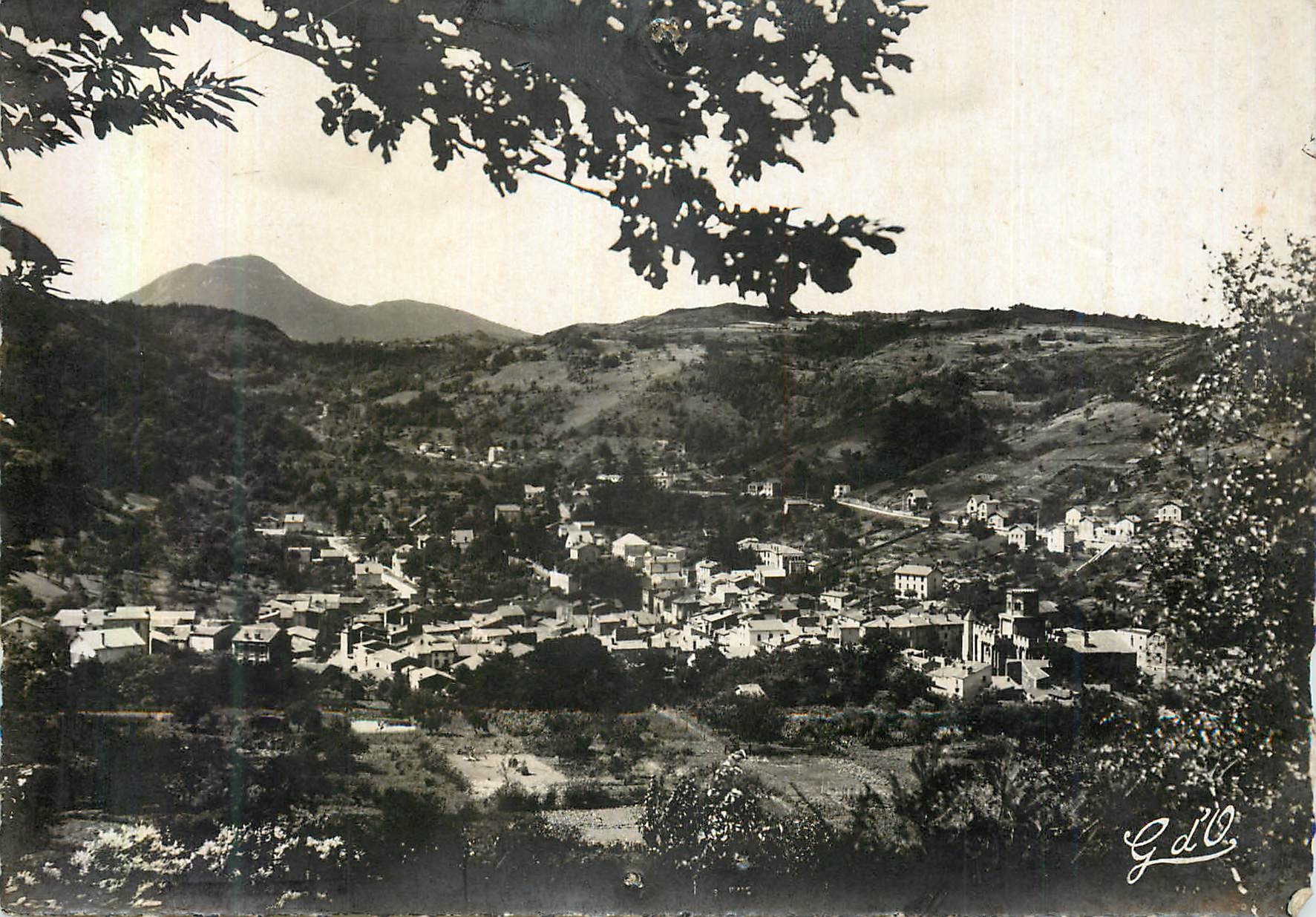 CPM Vue Generale du Vieux Royat et du Puy de Dome l'Auvergne