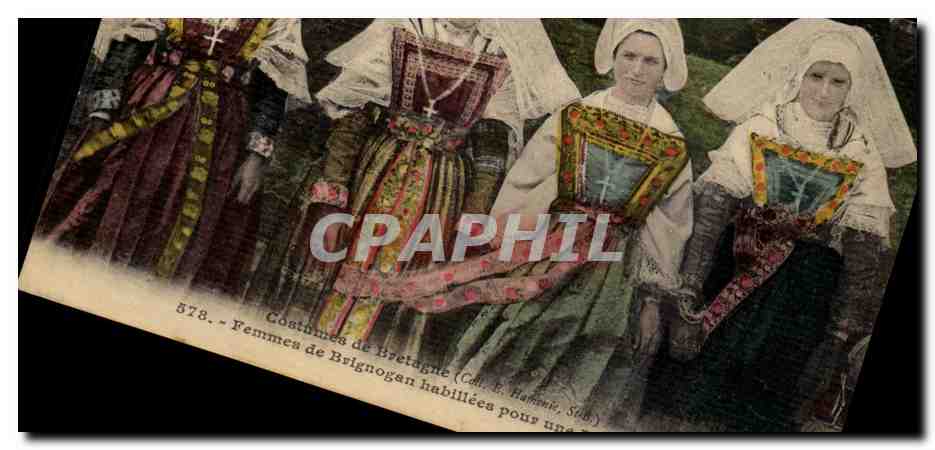 CPA Costumes de Bretagne Femmes de Brigogna habillees pour une procession TOP