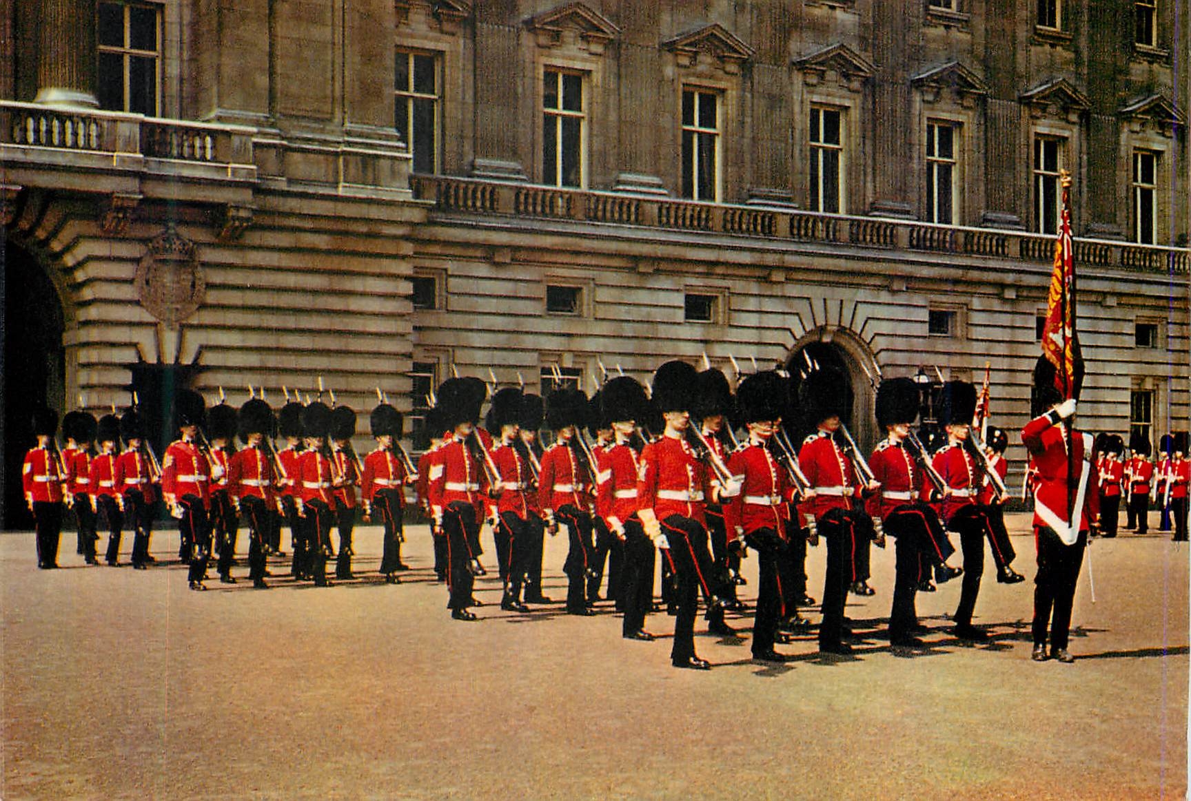 CPM A Guard from the Scots Guards in the Forecourt of Buckingham Palace Militaria
