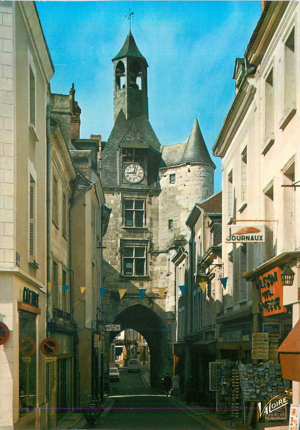 CPM Amboise (Indre et Loire) Les Merveilles du Val de Loire La Rue Nationale et la Tour de l'Horloge