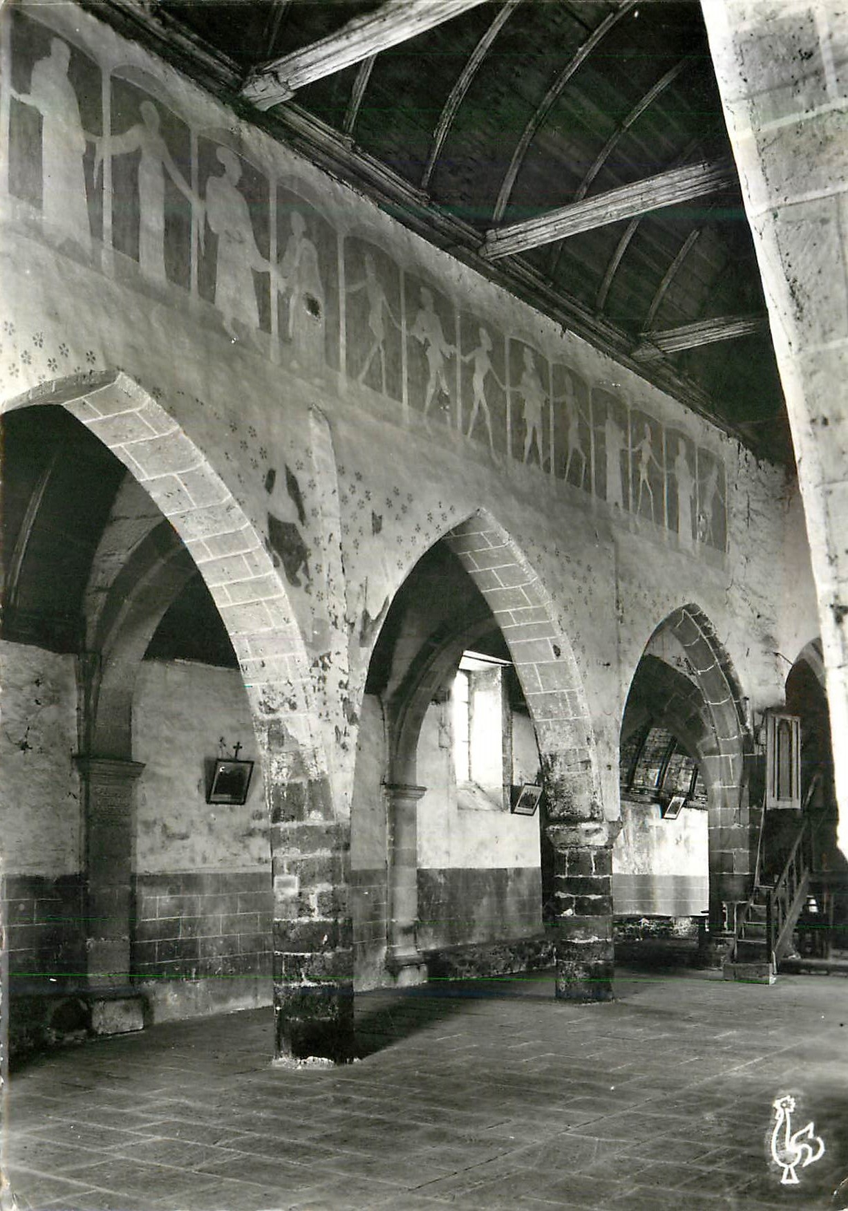 Kapelle von Kermaria-an-Isquit — Das Innere — Fresko « La Danse Macabre » und die Spitzbögen