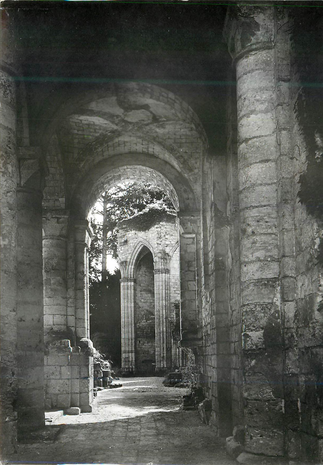 CPM Jumieges (S Mme) Ruines de l'Abbaye Eglise Notre Dame (XIe S) Bas Cote Sud Vue sur le Choeur (XIIIe S)