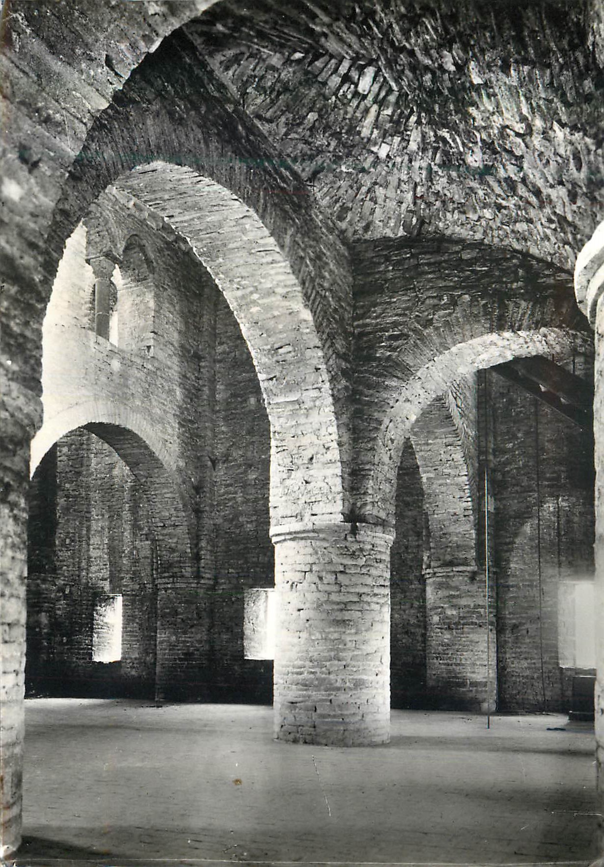 Église Saint-Philibert — Étage du narthex vu de l'ouest — Service Commercial Monumental Historique Paris