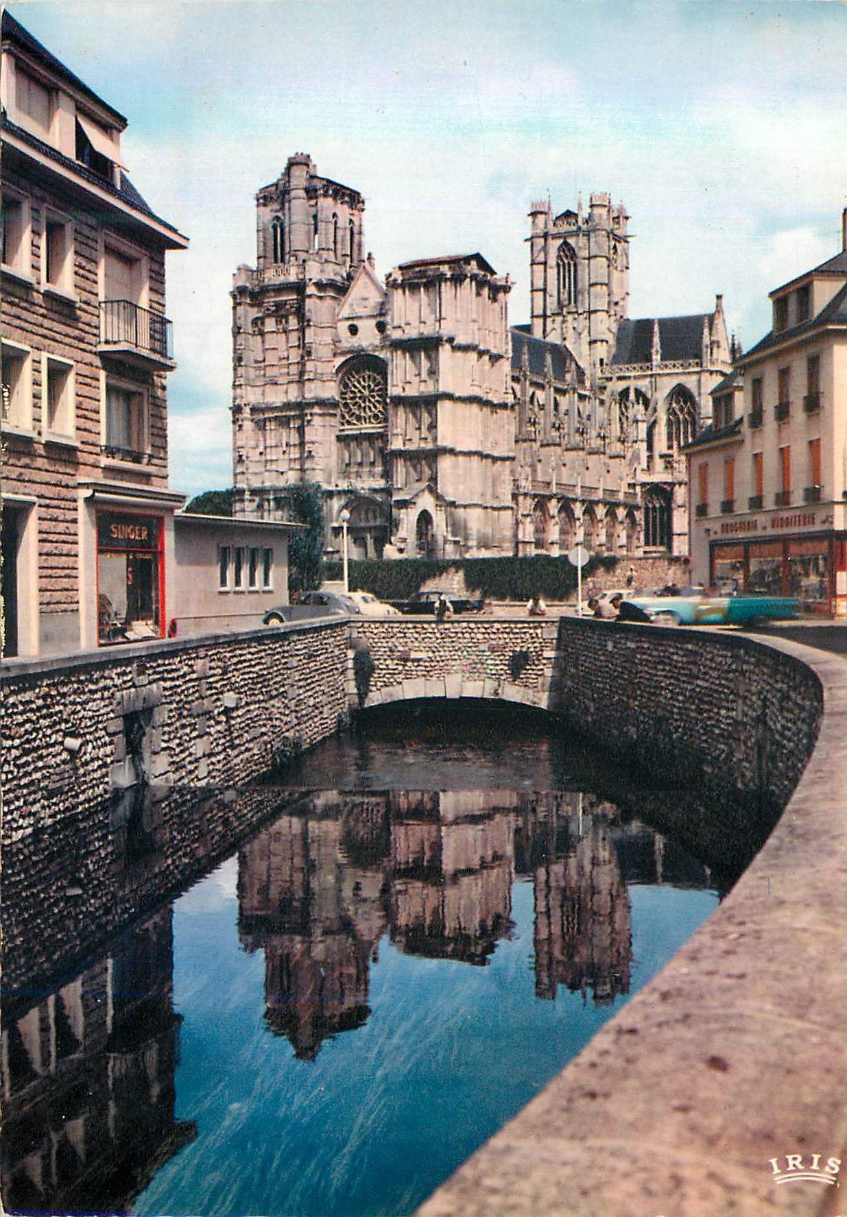 CPM Evreux (Eure) La Cathedrale Vue de la Promenade de L'Iton