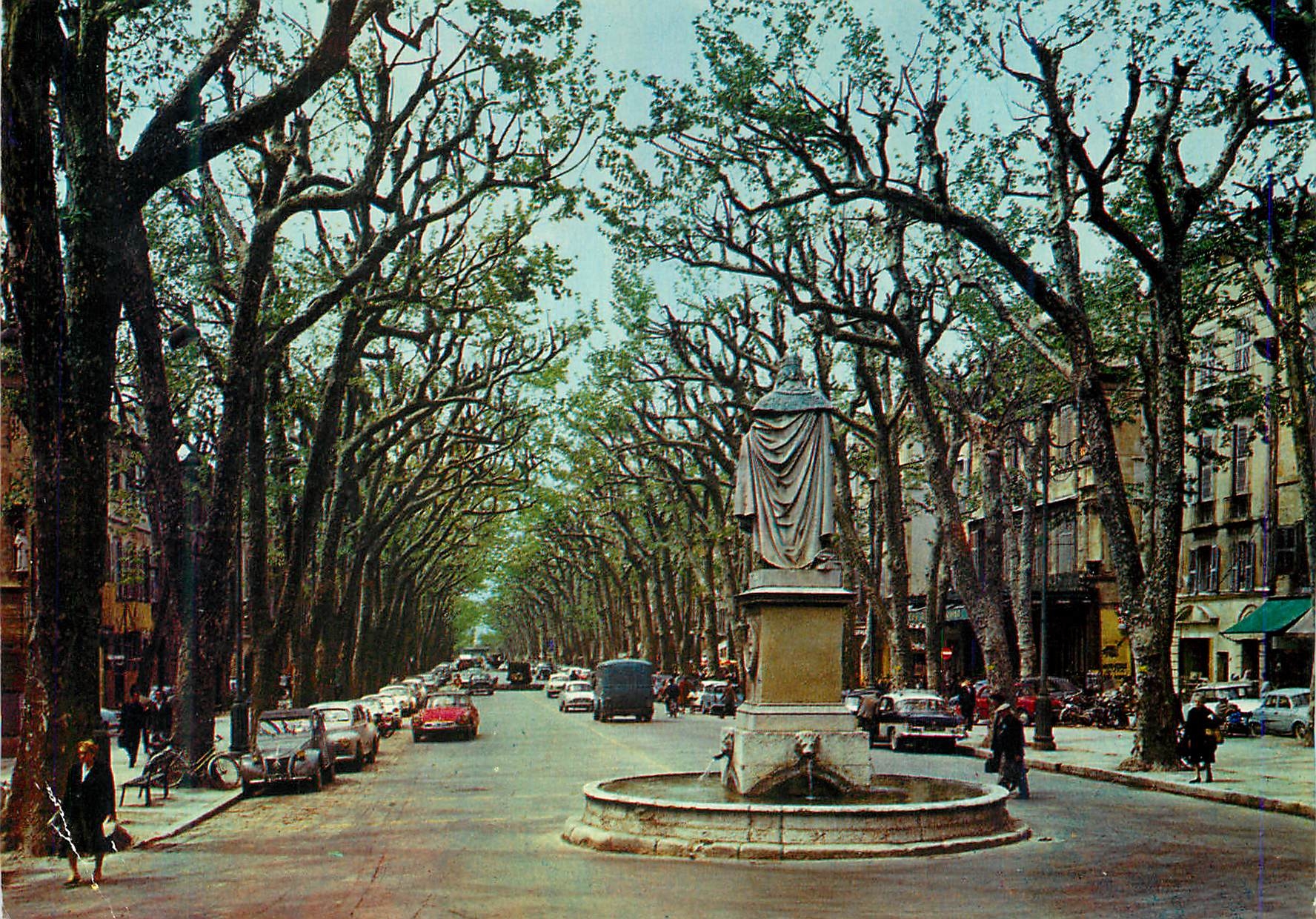 CPM Aix en Provence La Cite de Roy Rene La cours Mirabeau Au Premier Plan Statue du Roy Rene